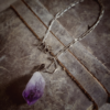 Sierlijke zilveren ketting met ruwe amethist hanger