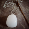 Speelse zilveren ketting met mangano calciet hanger