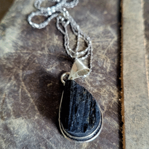 Zilveren ketting met zwarte ruwe tourmalijn hanger